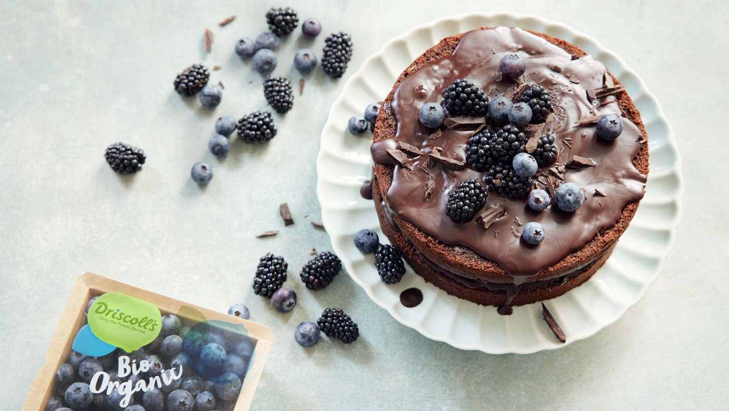 Veganer Schokoladenkuchen mit Brombeeren und Blaubeeren Driscoll's