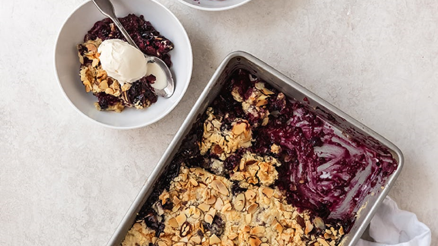 Dump Cake mit Beerenmischung und Mandeln