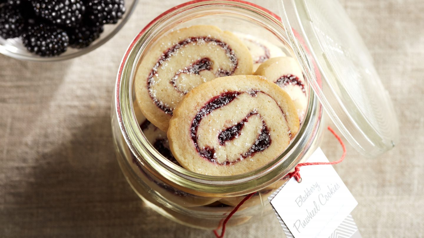 Zimtrollen mit Brombeeren