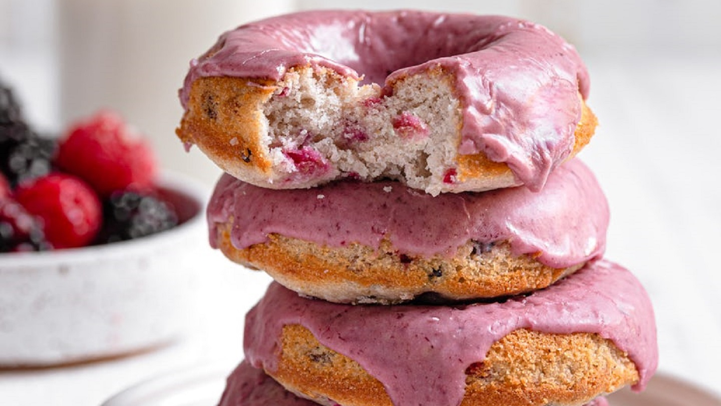 Mit Beeren glasierte gebackene Donuts