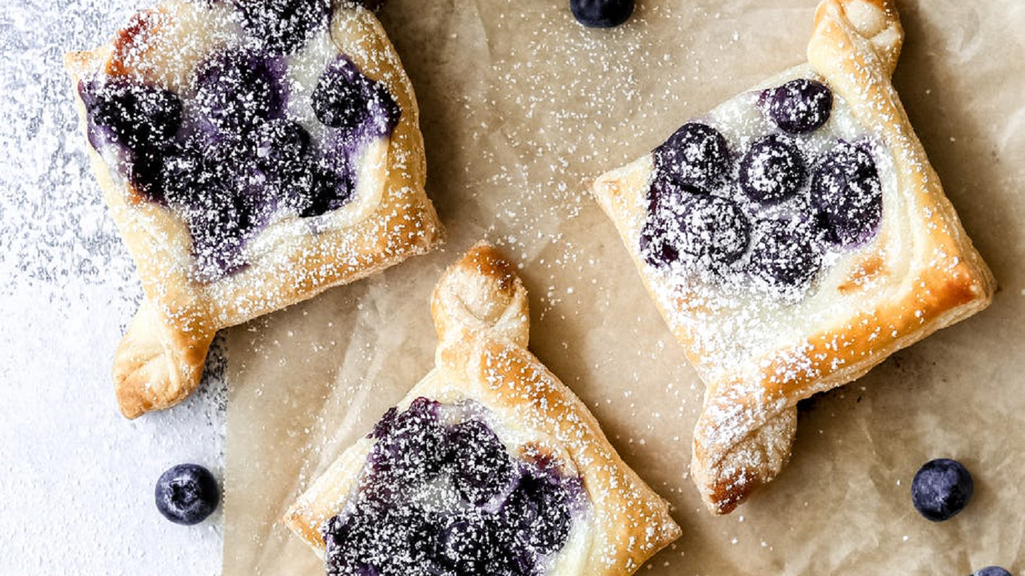 Frischkäse-Plundergebäck mit Blaubeeren