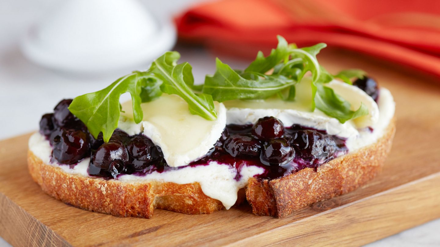 Grillkäse-Sandwich mit Blaubeeren