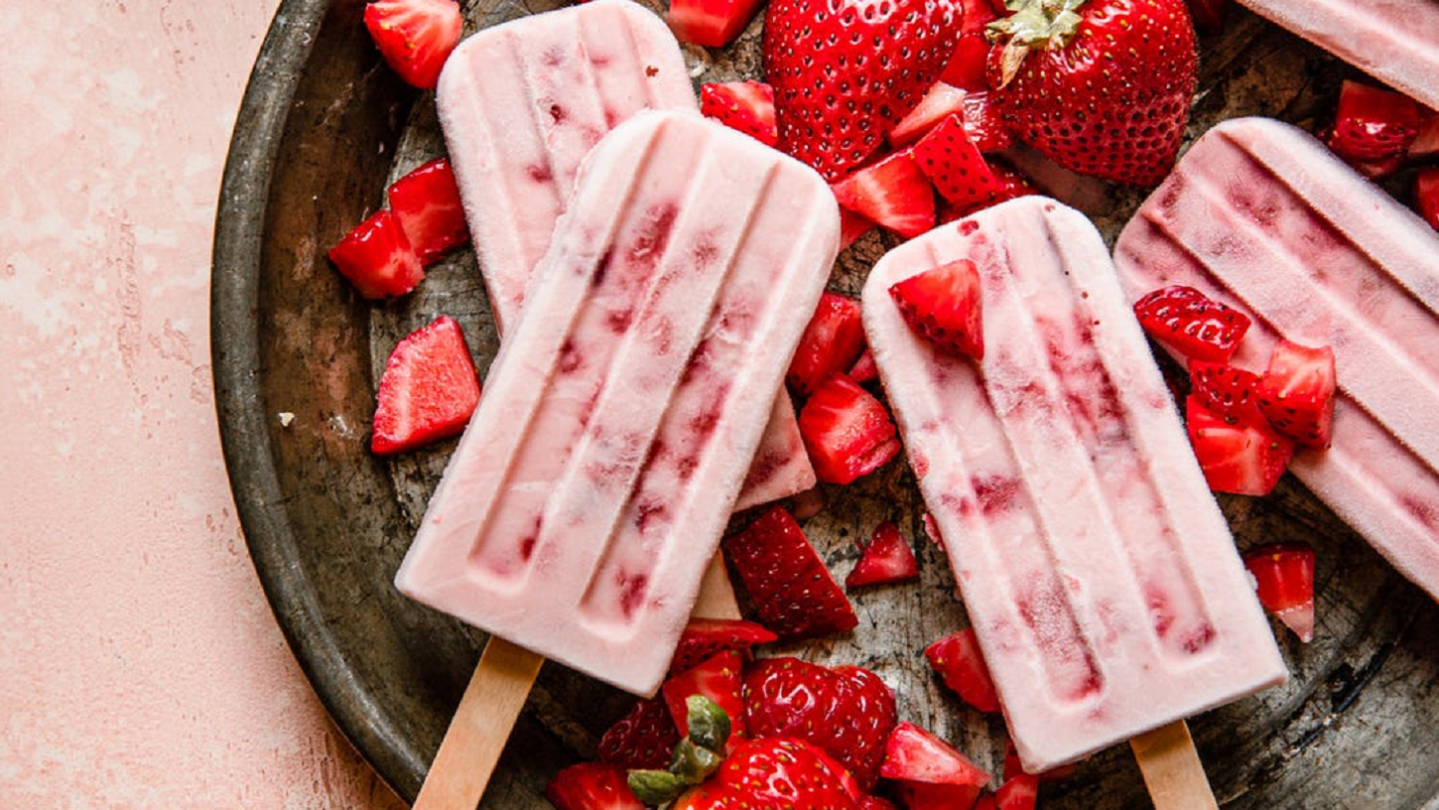 Flødeispinde med karamelliserede jordbær – nem, hjemmelavet ispind