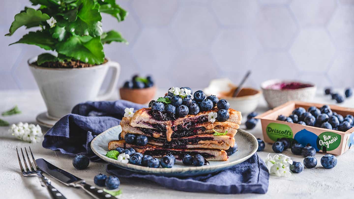 French Toast mit Heidelbeeren und Erdnussmus