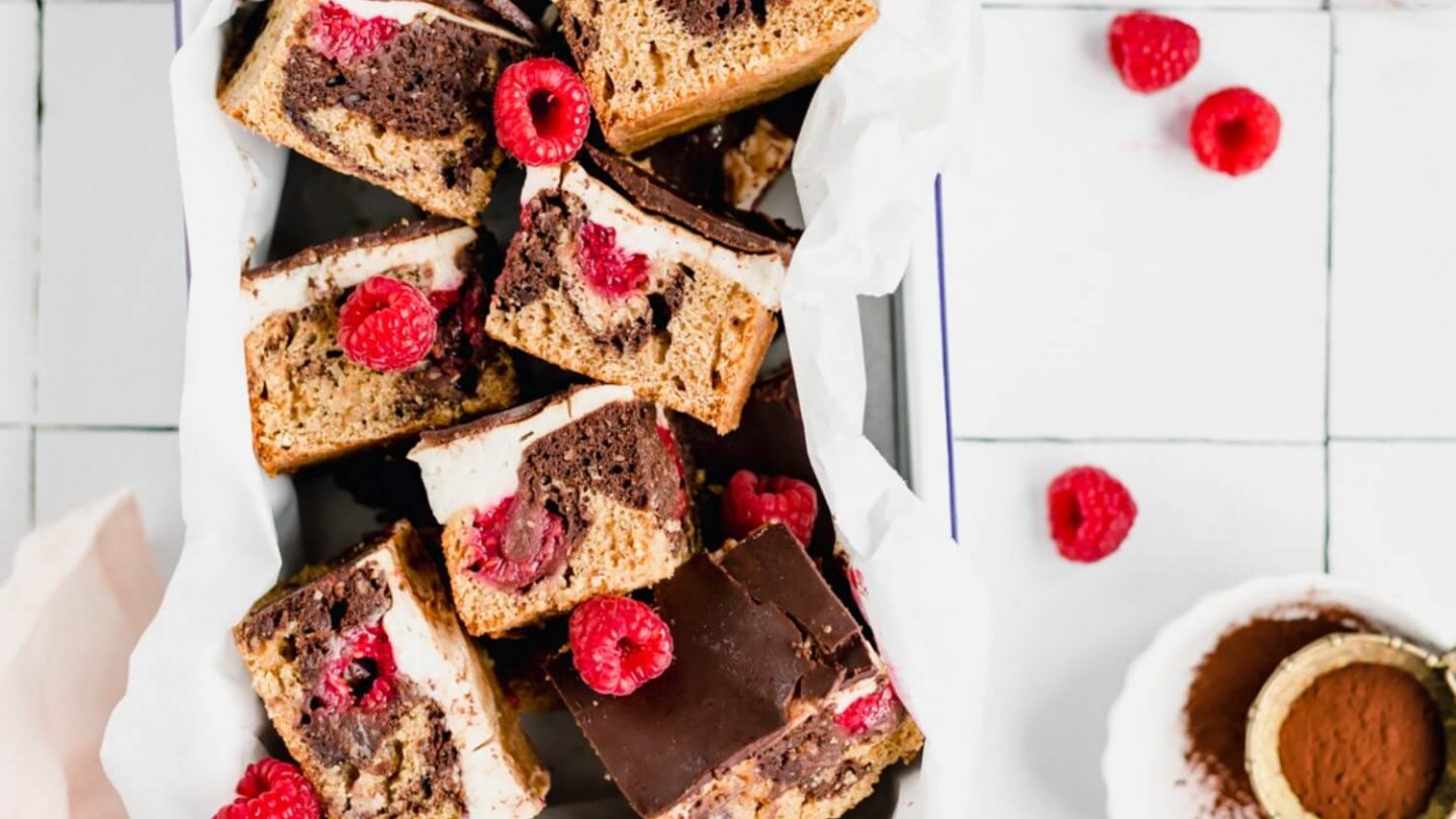 Donauwellen-Küchen-Rezept mit frischen Beeren