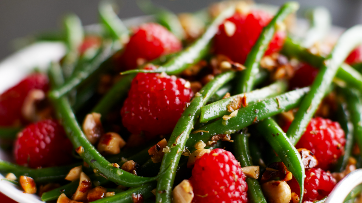 Beilage aus grünen Bohnen, Himbeeren und Haselnüssen