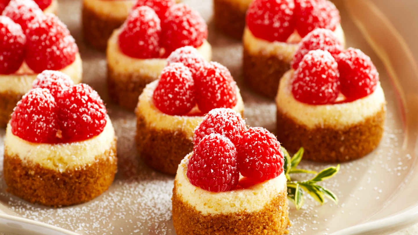 Mini-Cheesecakes aus Himbeer-Eierpunsch & Ingwerkeksen