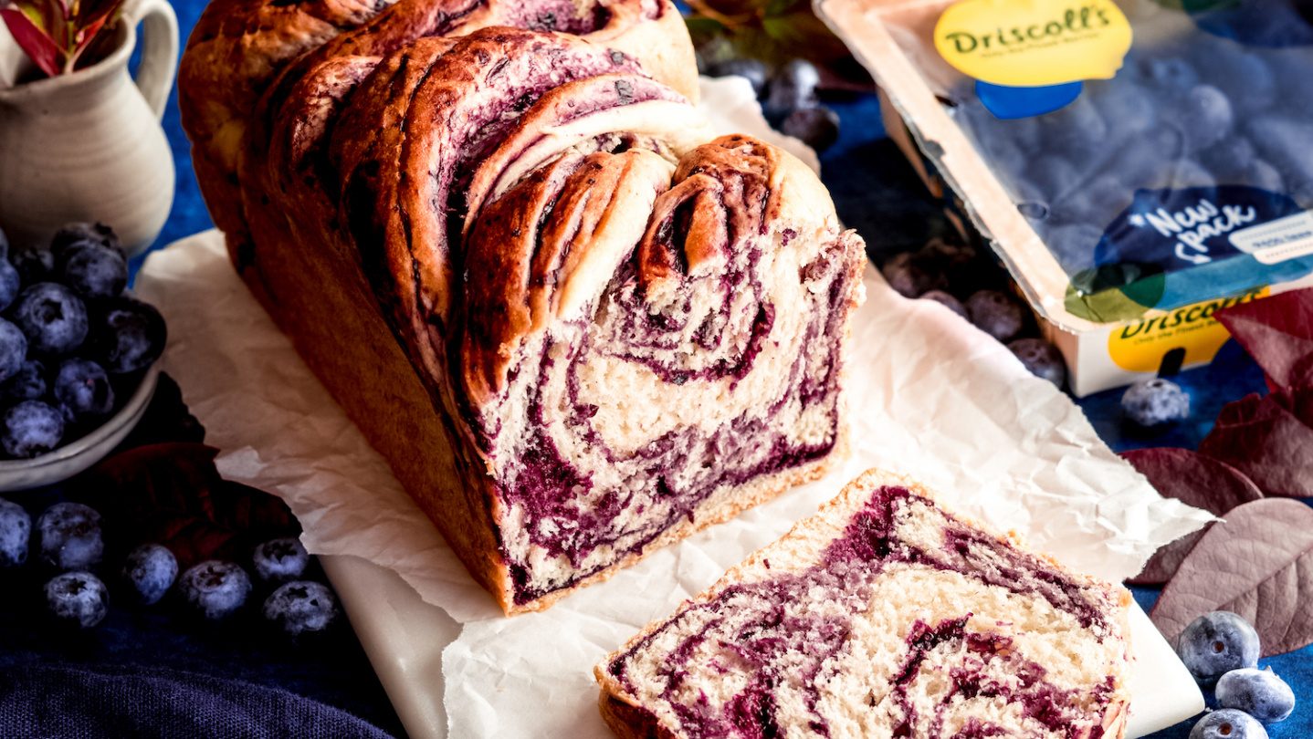 Babka mit Blaubeer-Füllung