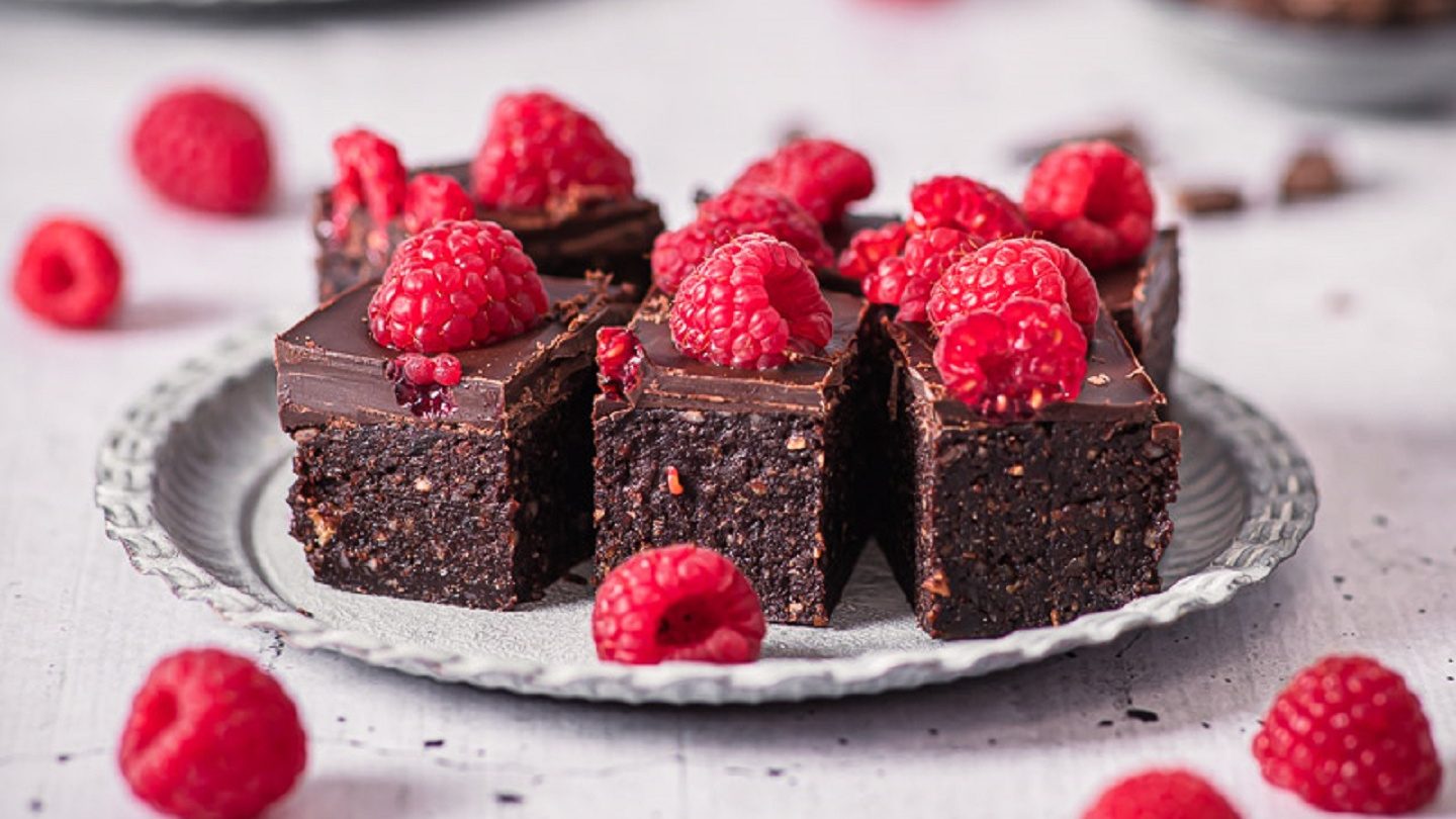 Gesunde Brownies mit Himbeeren