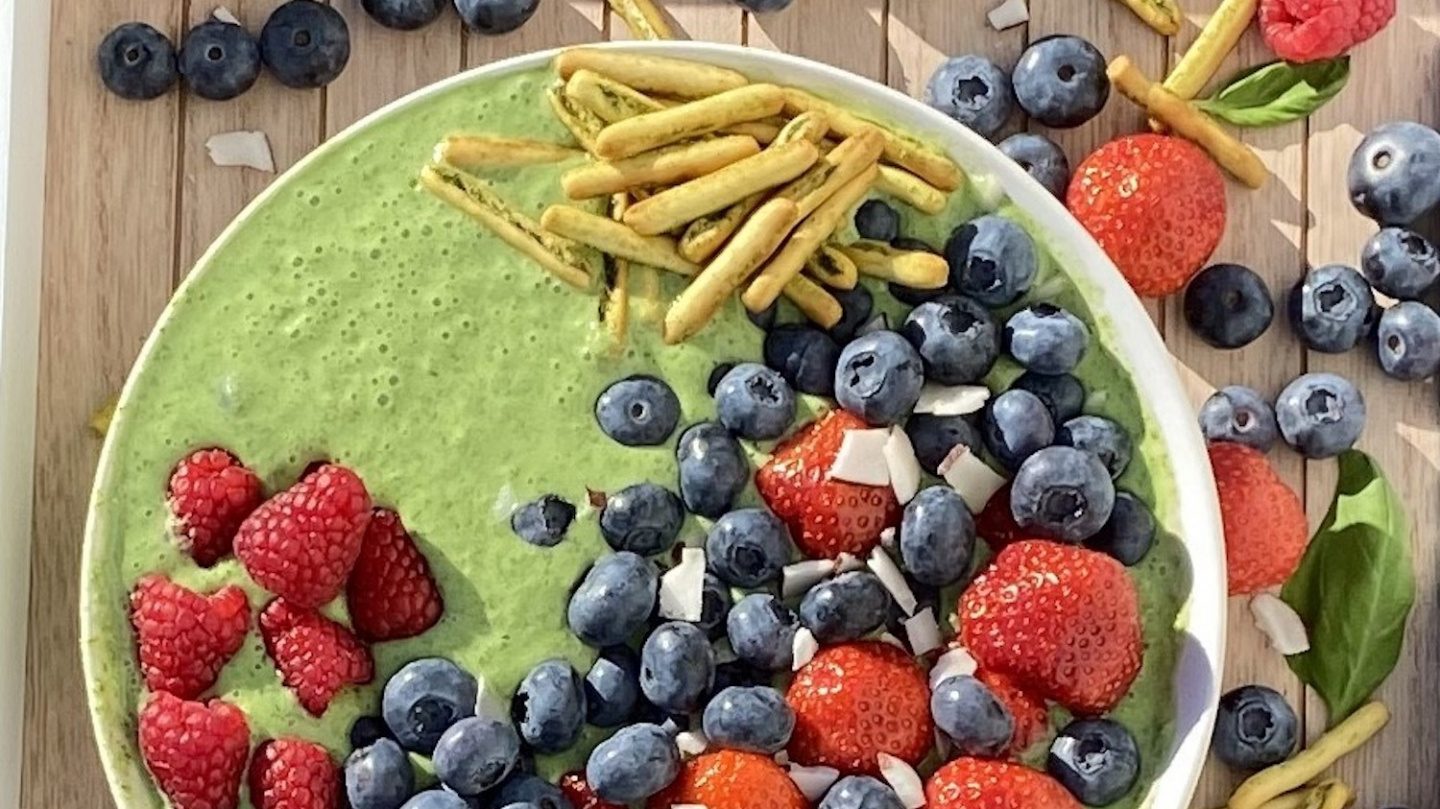 Ein beerig-grüner Smoothie 
