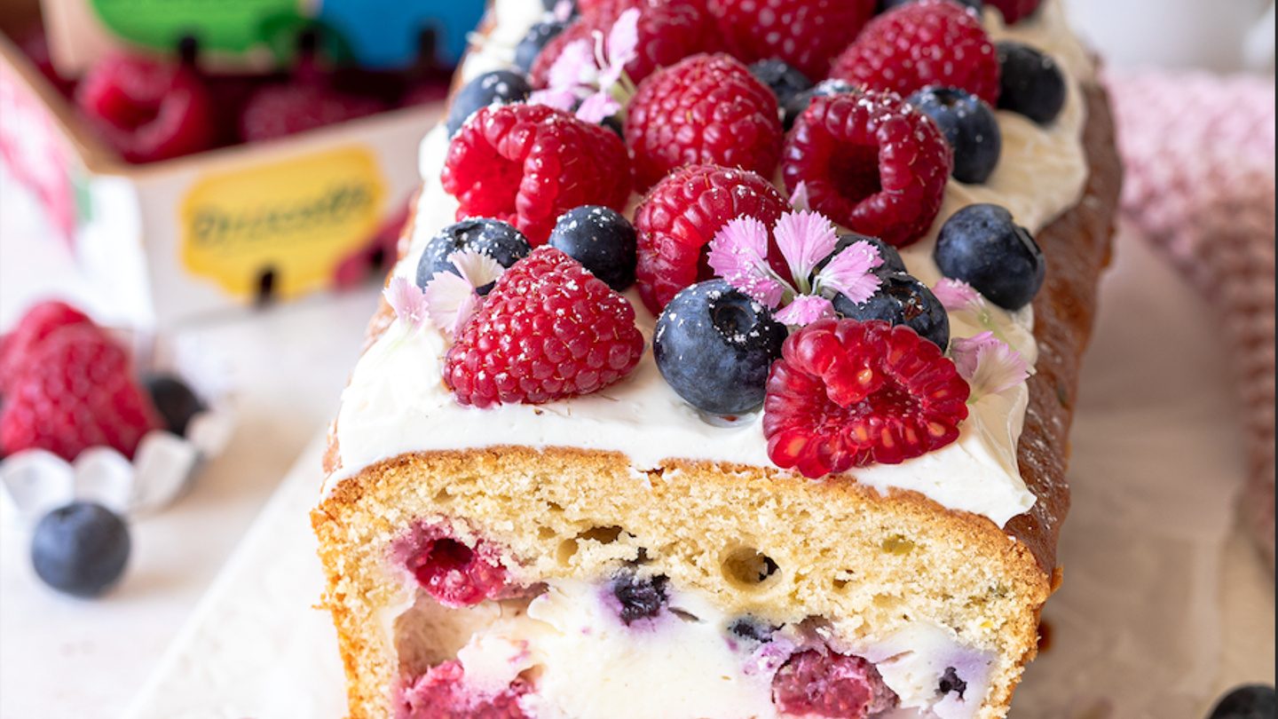 Beeren-Kuchen mit Cheesecake-Füllung