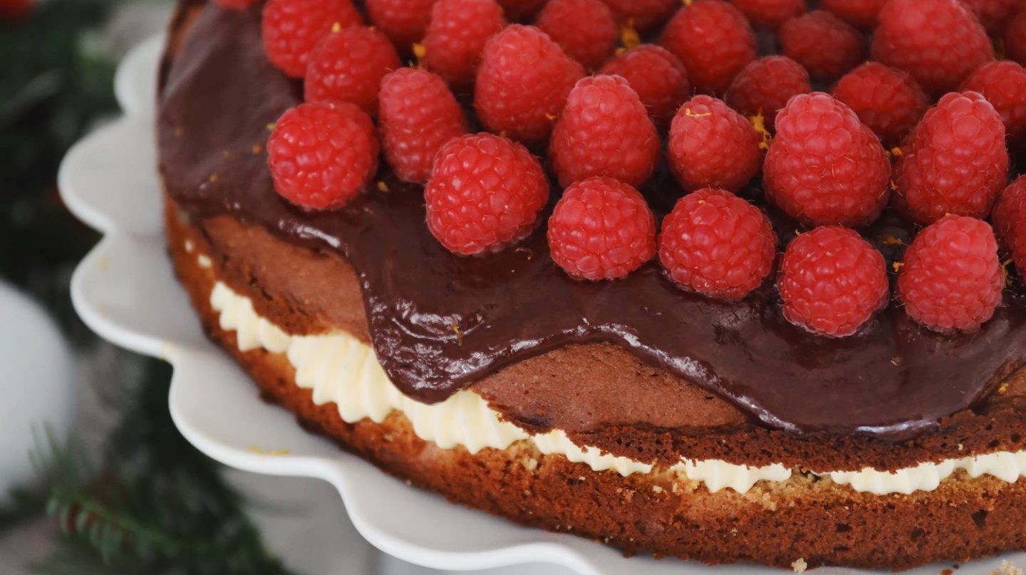 Siruptorte mit Orangen-Buttercreme, Himbeeren und Ganache