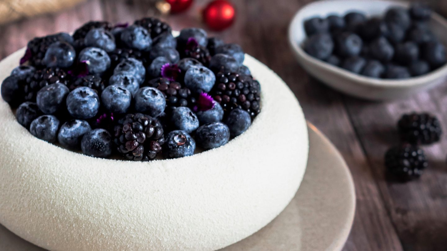 Dessert mit Brombeeren, Blaubeeren und Vanille