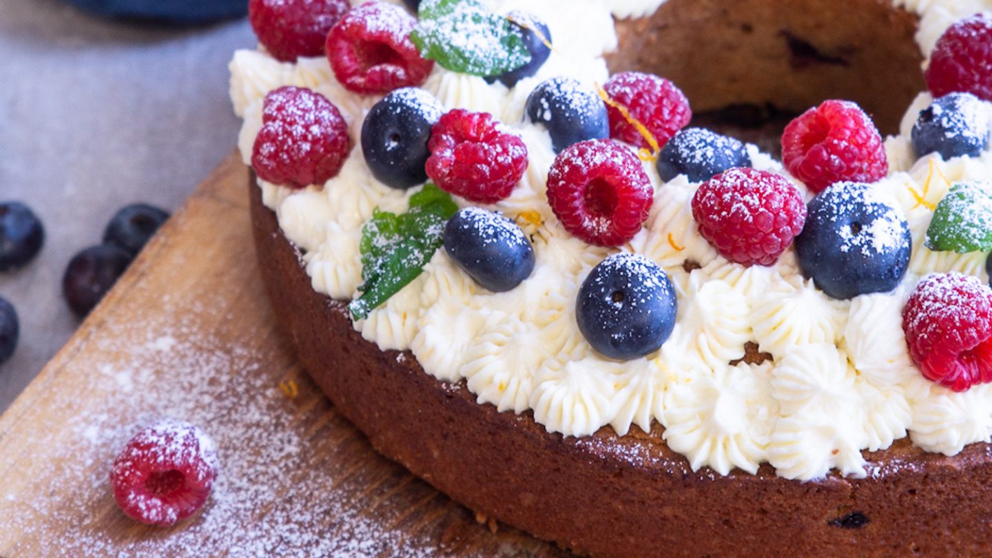 Weihnachtlicher Kuchen mit Beeren, Walnüssen und Orangenglasur