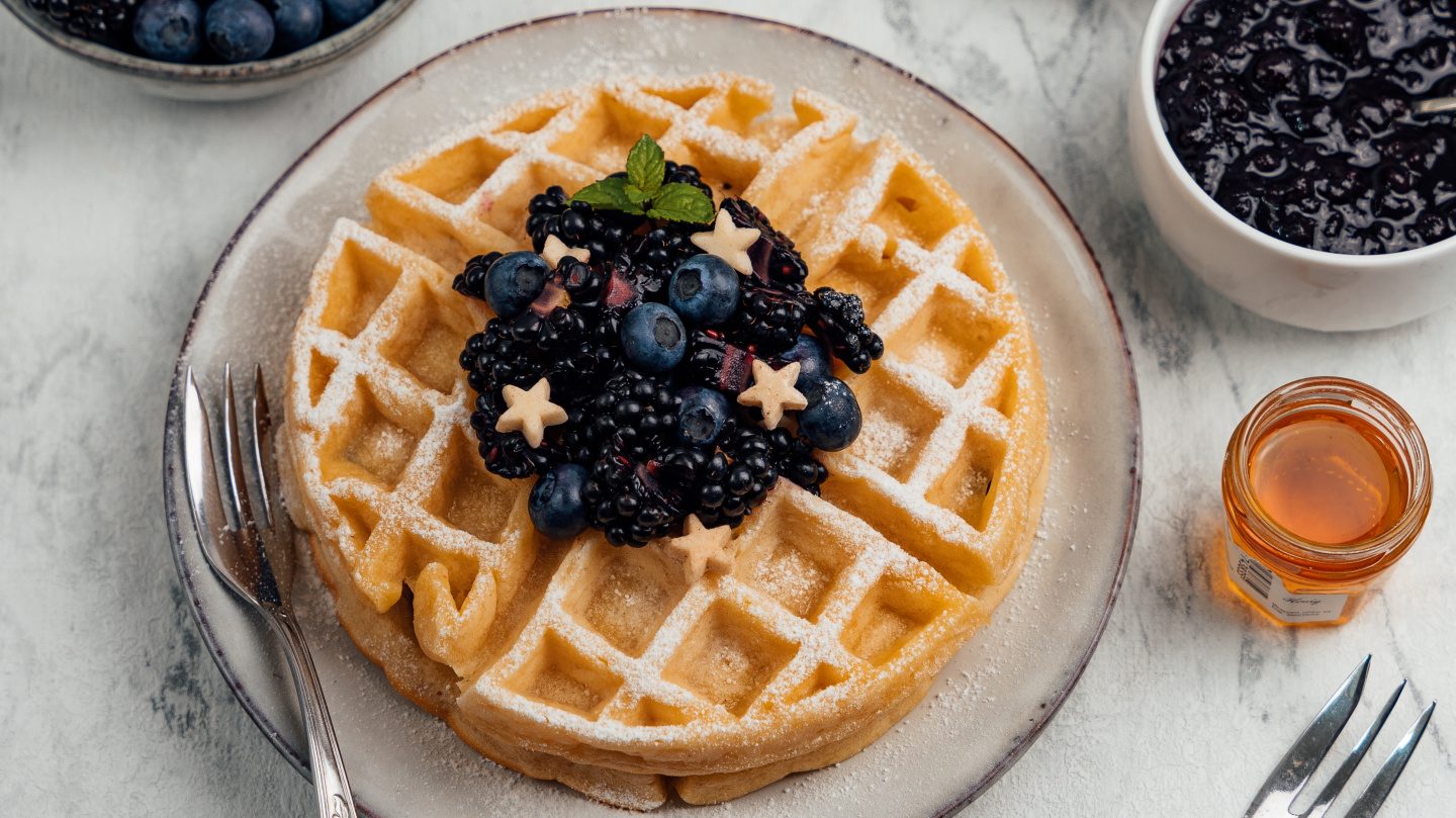 Joghurt-Zimt-Waffeln mit berry Topping