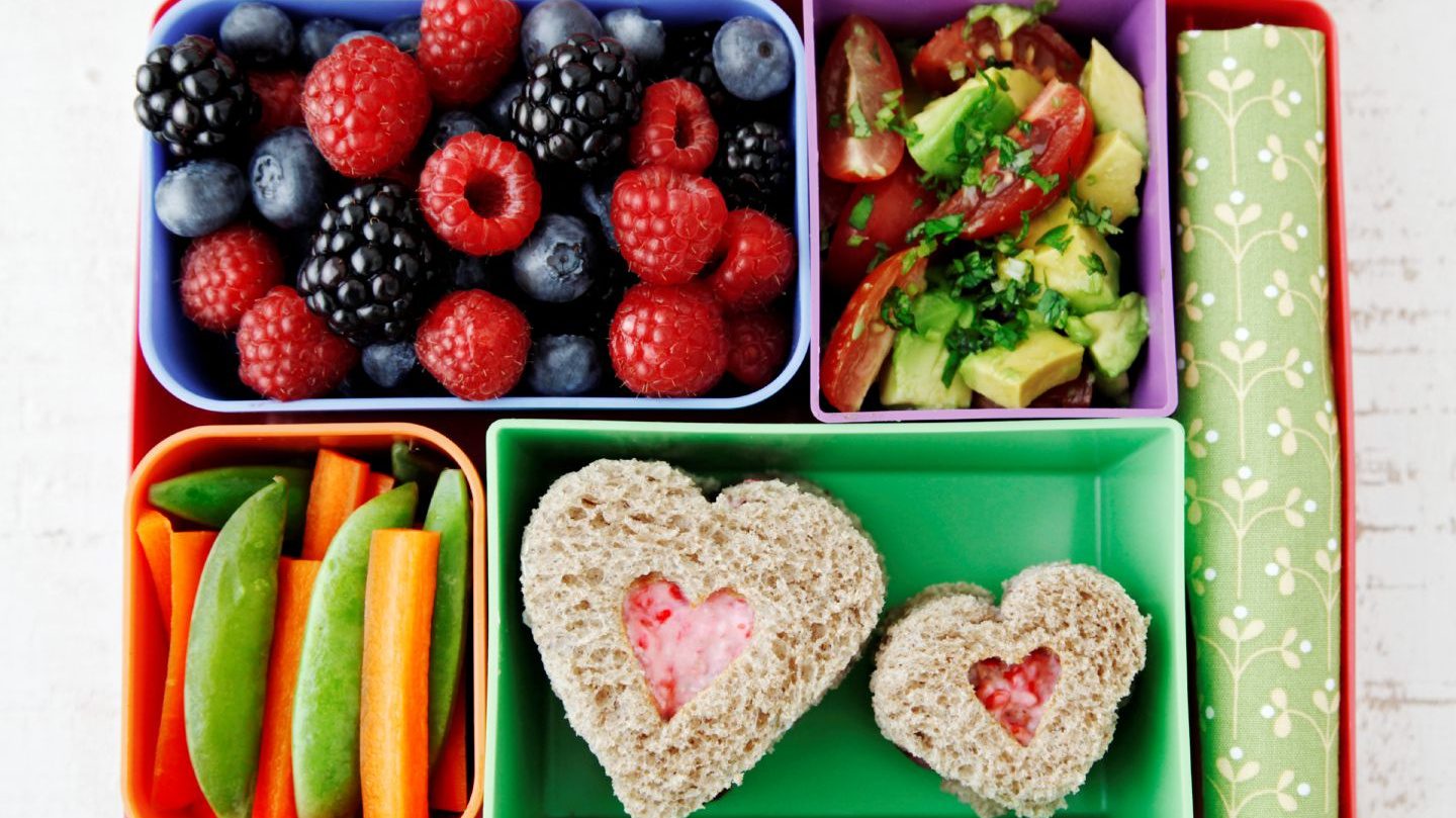 Bento-Beeren-Box mit Himbeer-Sandwiches