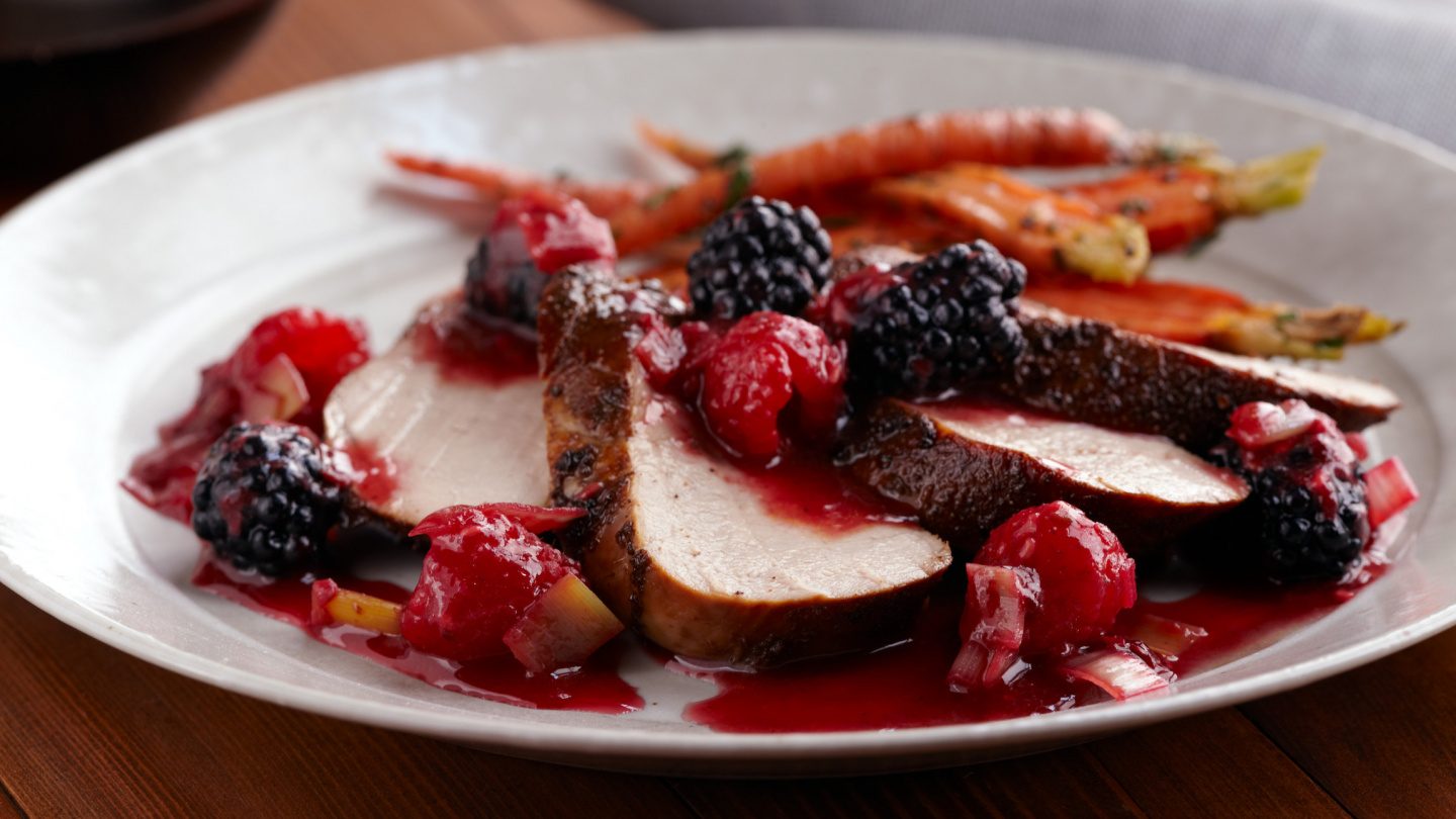 Schweinebraten an Himbeeren und Brombeeren im eigenen Saft