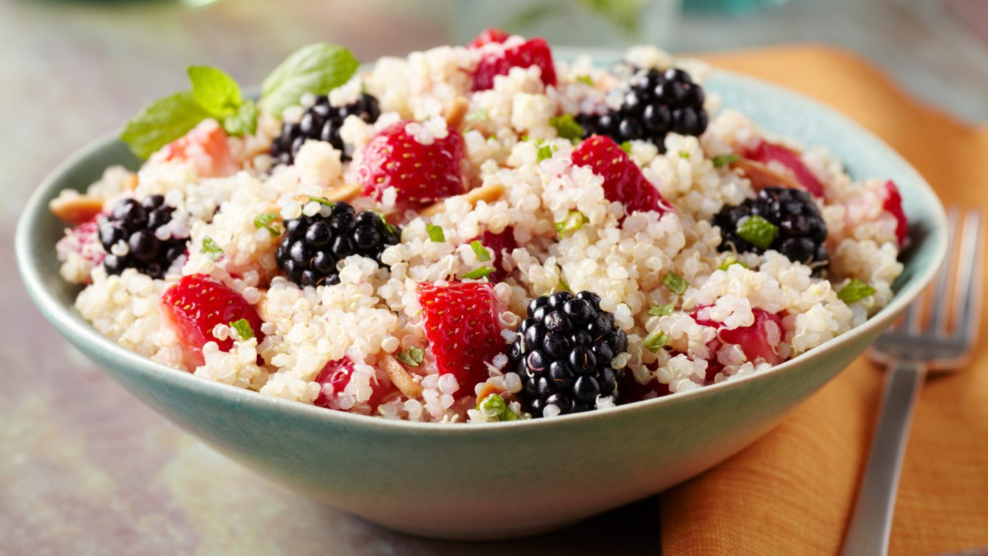 Erdbeer- Brombeer- Quinoa mit Honig-Dressing