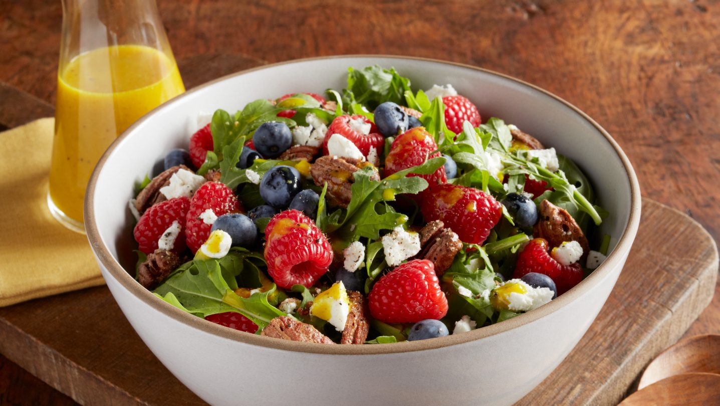 Beeren-Rauke-Salat mit Kurkuma-Orangen-Vinaigrette | Driscoll&amp;#39;s Deutschland