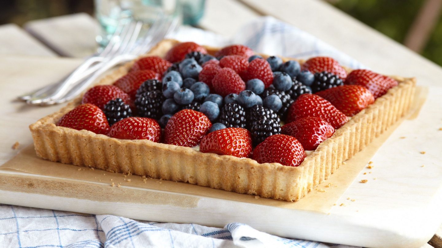 Roter, weißer und blauer Beerenkuchen 