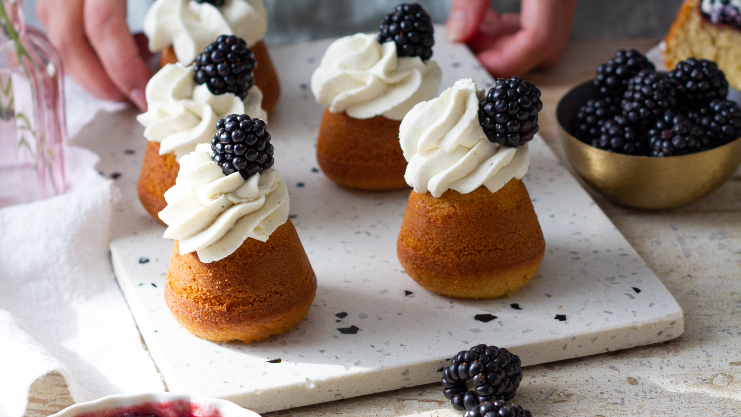 Cupcakes mit Schlagsahne und Brombeeren