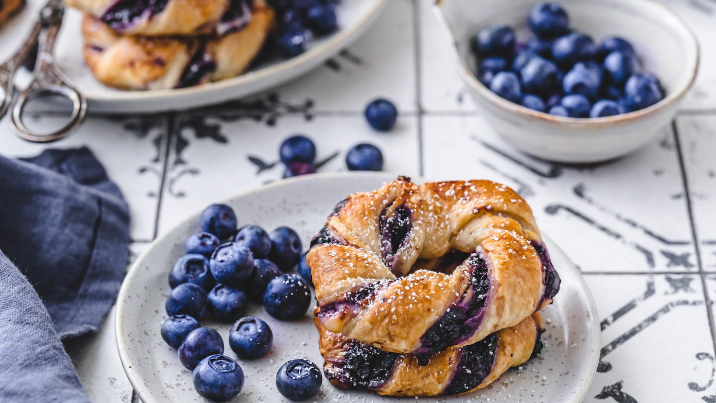 Blaubeer-Quark-Kringel aus Blätterteig