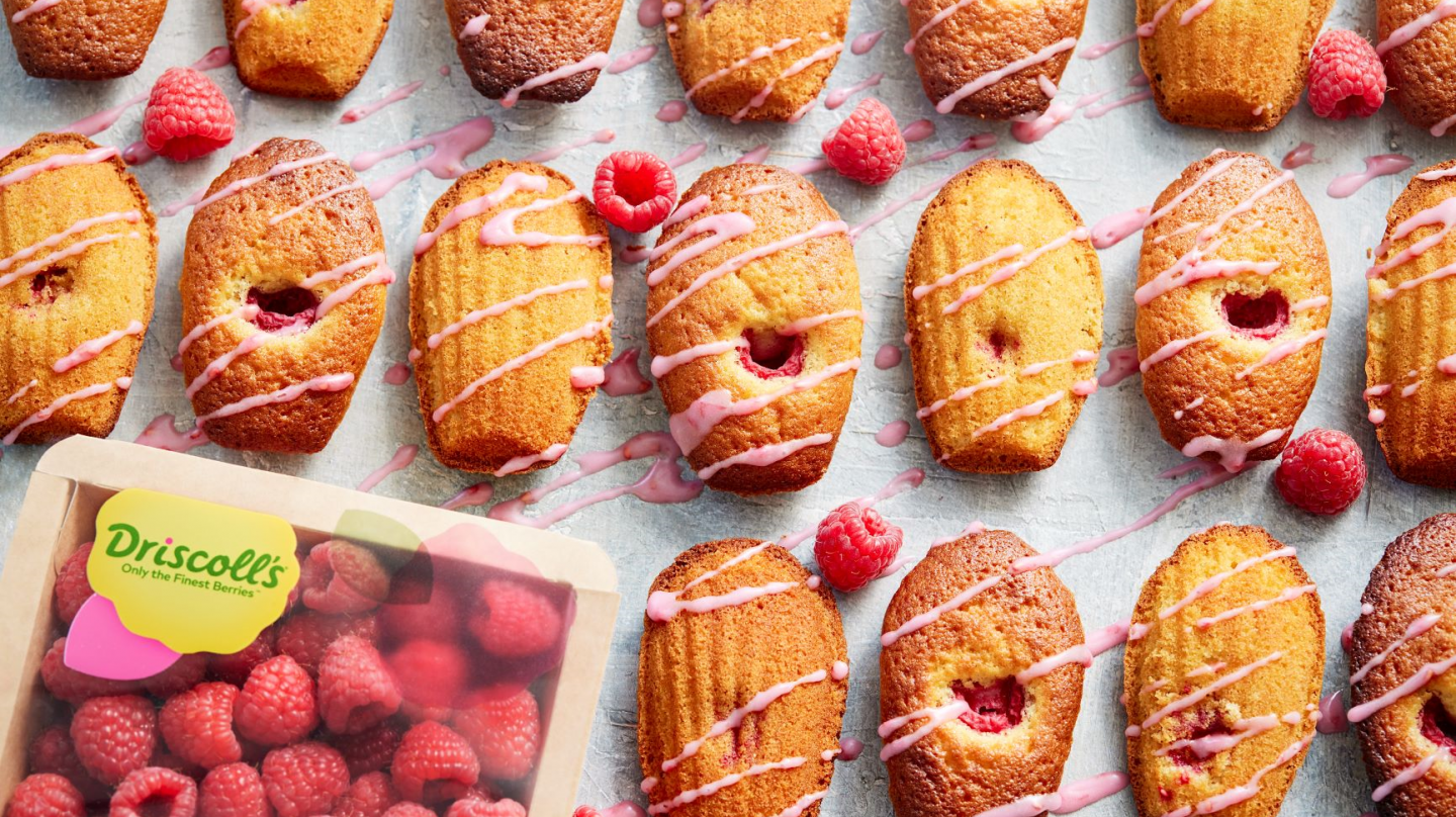 Madeleines mit Himbeeren und Himbeerglasur