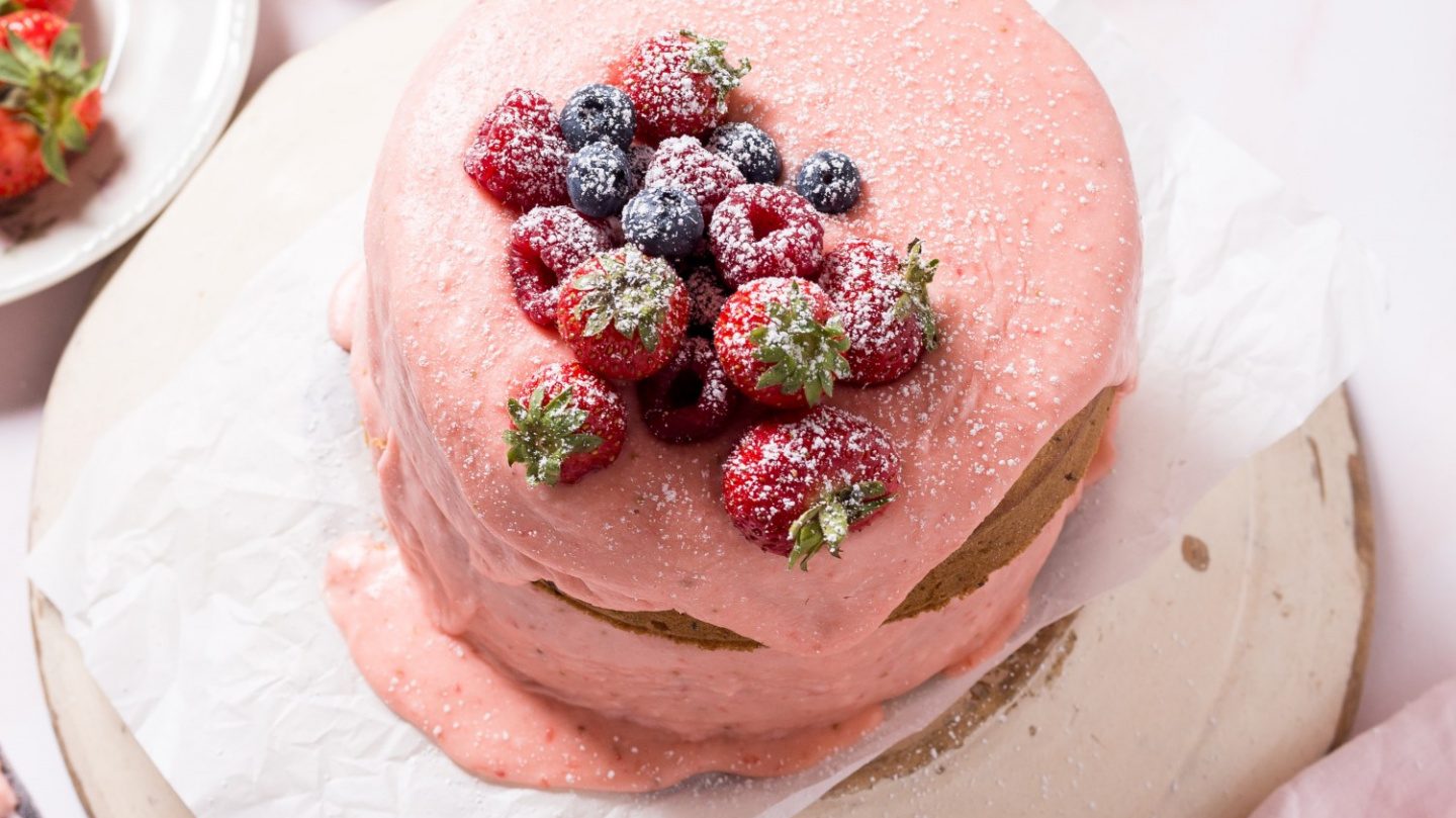 Marmorierter geschichteter Beerenkuchen