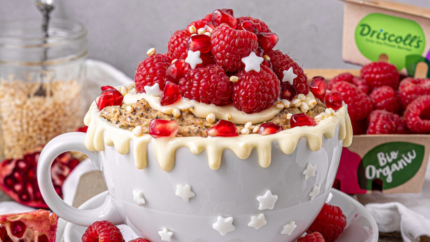 Veganer Zimt Mohn Mugcake mit Driscoll’s Himbeeren & Granatapfelkernen