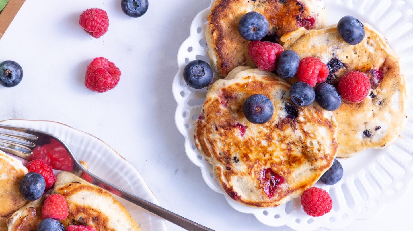 Vegane Pfannkuchen mit Blaubeeren und Himbeeren