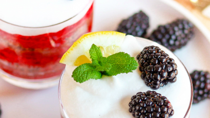 Sommerlich beeriges Tiramisu im Glas