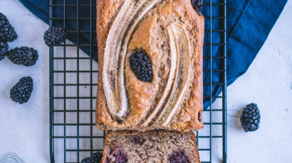 Veganes Brombeer-Bananenbrot in der Schüssel