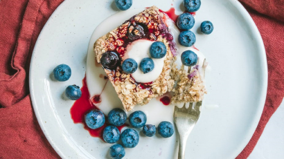 Gebackene Haferflocken mit Blaubeeren