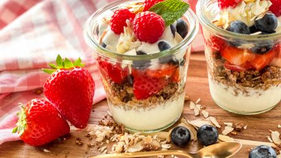 Schokogranola mit Joghurt und Beeren