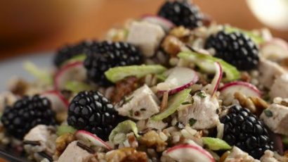 Reissalat mit Brombeeren