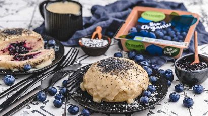 Germknödel mit Blaubeerfüllung und Vanillesauce