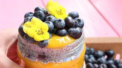 Chia-Dessert mit Blaubeeren und Mango 