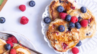 Vegane Pfannkuchen mit Blaubeeren und Himbeeren