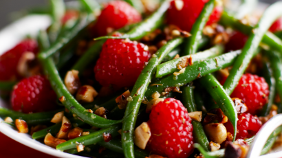 Beilage aus grünen Bohnen, Himbeeren und Haselnüssen