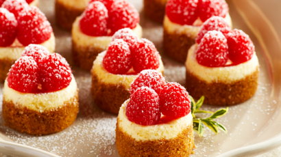 Mini-Cheesecakes aus Himbeer-Eierpunsch & Ingwerkeksen