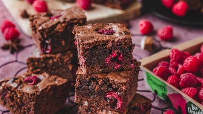 Lebkuchen-Brownies mit Himbeeren