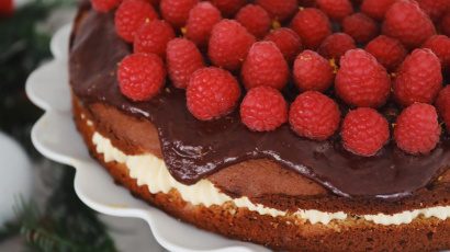 Siruptorte mit Orangen-Buttercreme, Himbeeren und Ganache