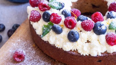 Weihnachtlicher Kuchen mit Beeren, Walnüssen und Orangenglasur