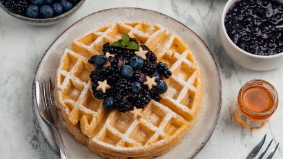 Joghurt-Zimt-Waffeln mit berry Topping