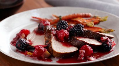 Schweinebraten an Himbeeren und Brombeeren im eigenen Saft