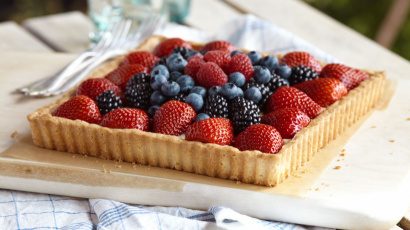 Roter, weißer und blauer Beerenkuchen