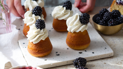 Cupcakes mit Schlagsahne und Brombeeren