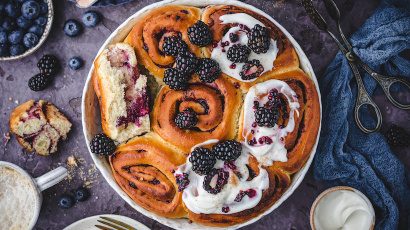 Beerige Zimtschnecken mit cremigem Frosting