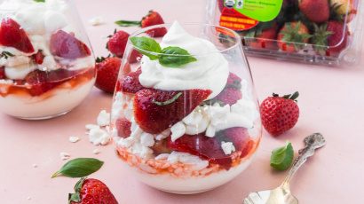 Erdbeer-Basilikum Eton Mess (Traditionelle englische Nachspeise)