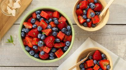 Erdbeer-Blaubeer-Wassermelonen-Minze-Salat